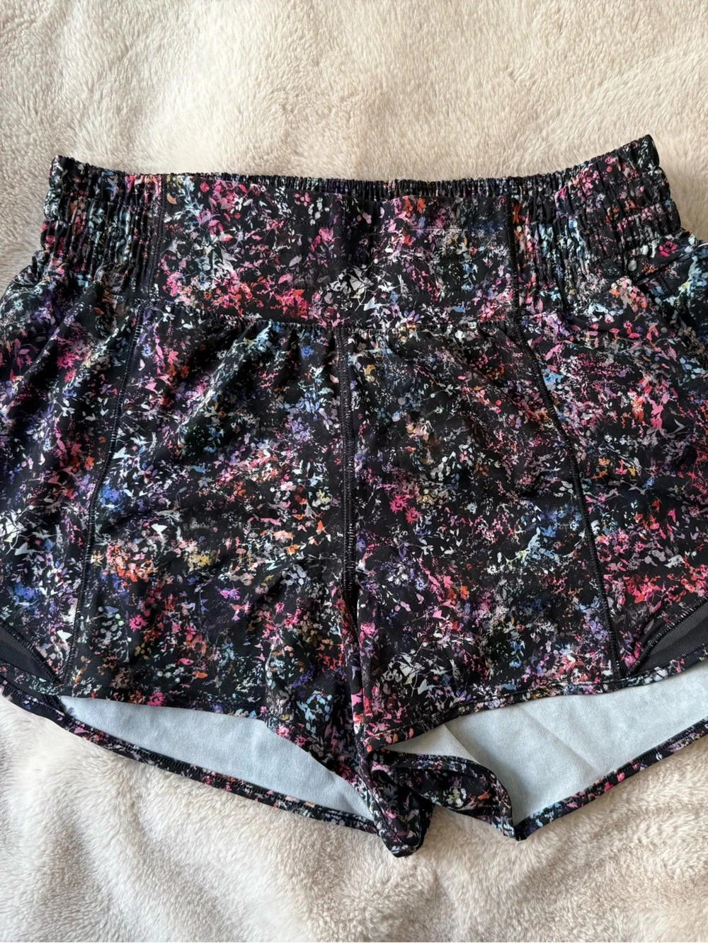 NWT Lululemon Hotty Hot HR Short 2.5” Floral Spray Multi/Black Size 6